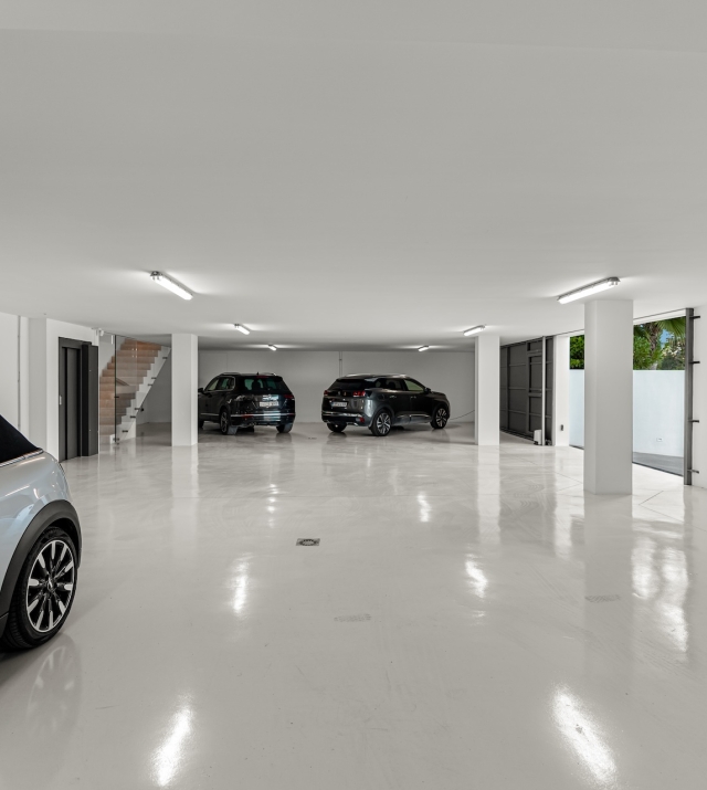 Resa Estates luxury vila Can Furnet modern Villa moderna garage.jpg